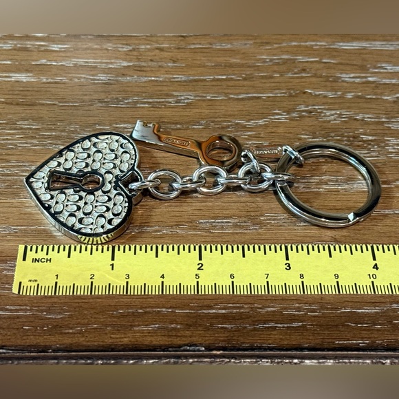 COACH Silver keyhole Embossed Signature Heart Keychain Keyring Key-fob 4” NWOT - Picture 5 of 7